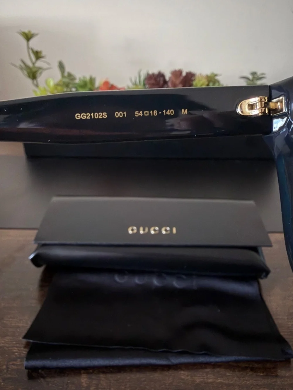 Gucci sunglasses signature